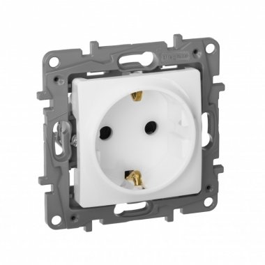 Фотография товара 'Legrand Розетка 2К+З со шторками - немецкий стандарт - 16 А - 250 В Etika 672222'