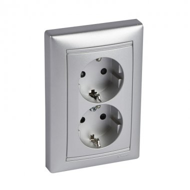 Фотография товара 'Legrand Valena Розетка 2X2К+З в сборе, со шторками, безвинтовая 770248'