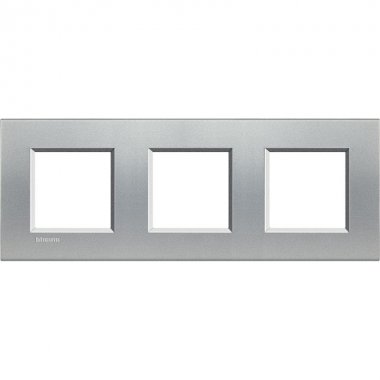 Фотография товара 'Legrand Livinglight Рамка прямоугольная, 3 поста LNA4802M3TE'