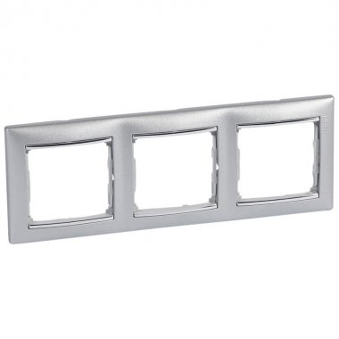 Фотография товара 'Legrand Valena Classic DIY Рамка 3 поста, горизонтальная 694248'
