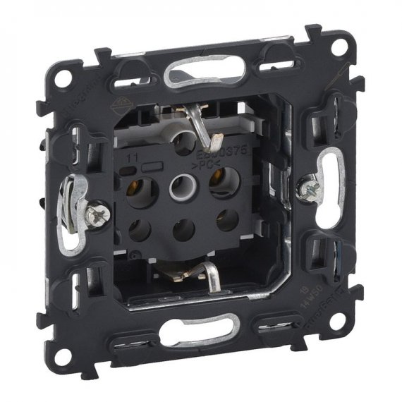 Фотография товара 'Legrand Valena IN MATIC Силовая розетка 2К+З с защитными шторками винтовые зажимы 753025'