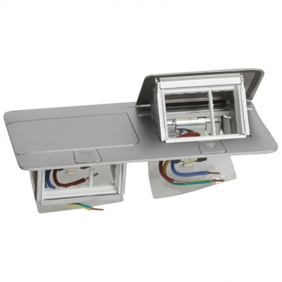 Фотография товара 'Legrand Выдвижной розеточный блок - неукомплектованный - IP 40 - 6 модулей 054012'