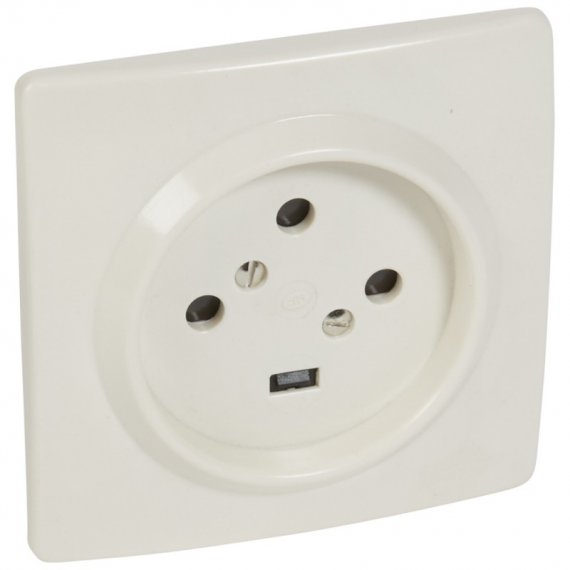 Фотография товара 'Legrand Розетка встраиваемая 3К+З - 20 А - с защитными шторками - 95x95 мм - на винтах 055455'