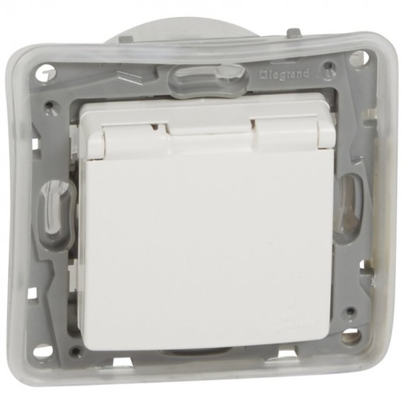 Фотография товара 'Legrand Розетка 2К+З IP 44 с откидной крышкой и шторками Etika 672232'