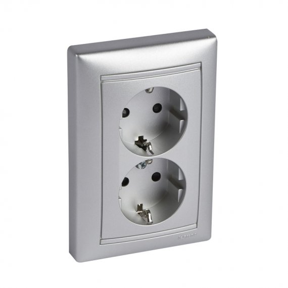 Фотография товара 'Legrand Valena Розетка 2X2К+З в сборе, со шторками, безвинтовая 770248'