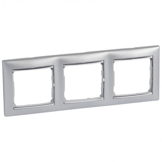 Фотография товара 'Legrand Valena Рамка 3-постовая 770353'