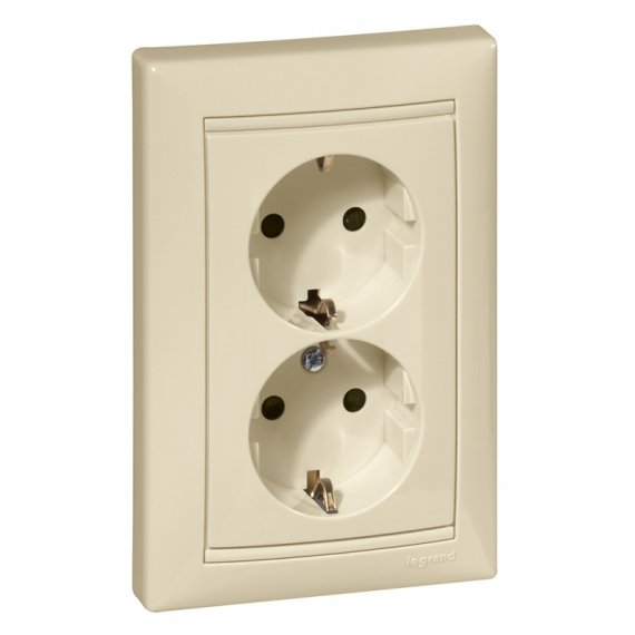 Фотография товара 'Legrand Розеточный блок - Valena - немецкий стандарт - 2х2К+3 - с защитными шторками 774371'