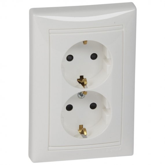 Фотография товара 'Legrand Розетка двухместная VALENA CLASSIC, скрытый монтаж, с заземлением 774427'
