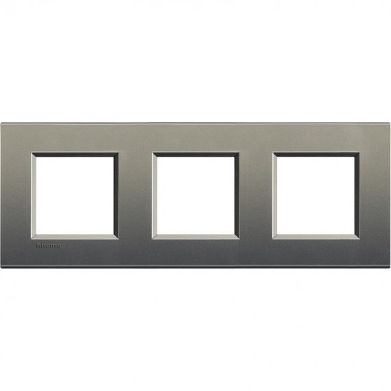 Фотография товара 'Legrand Livinglight Рамка прямоугольная, 3 поста LNA4802M3AE'