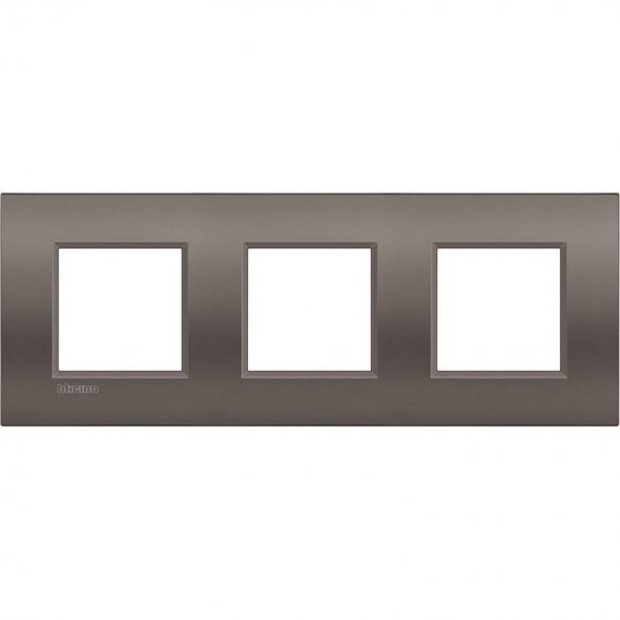 Фотография товара 'Legrand Livinglight Рамка Air, немецкий стандарт 2+2+2 модуля LNE4802M3CY'