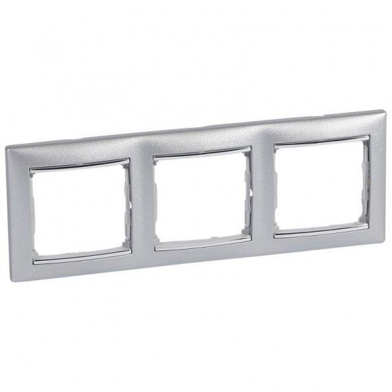 Фотография товара 'Legrand Valena Classic DIY Рамка 3 поста, горизонтальная 694358'