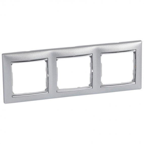 Фотография товара 'Legrand Valena Classic DIY Рамка 3 поста, горизонтальная 694248'