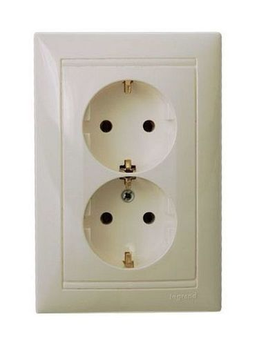 Фотография товара 'Legrand Valena Classic DIY Розетка 2 x 2К+З, 10/16А 230/250В  695616'